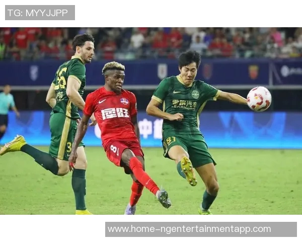 恒大与申花激战正酣中超赛场再掀风云对决引发球迷热议 恒大与申花激战正酣中超赛场再掀风云对决引发球迷热议